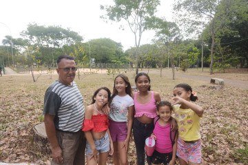 João Batista levava os filhos para o parque e agora aproveita a aposentadoria com as netas