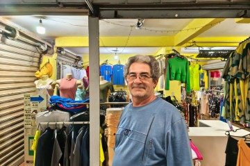 José Santos é feirante há 25 anos. Com as vendas na feira, criou e criou os cinco filhos