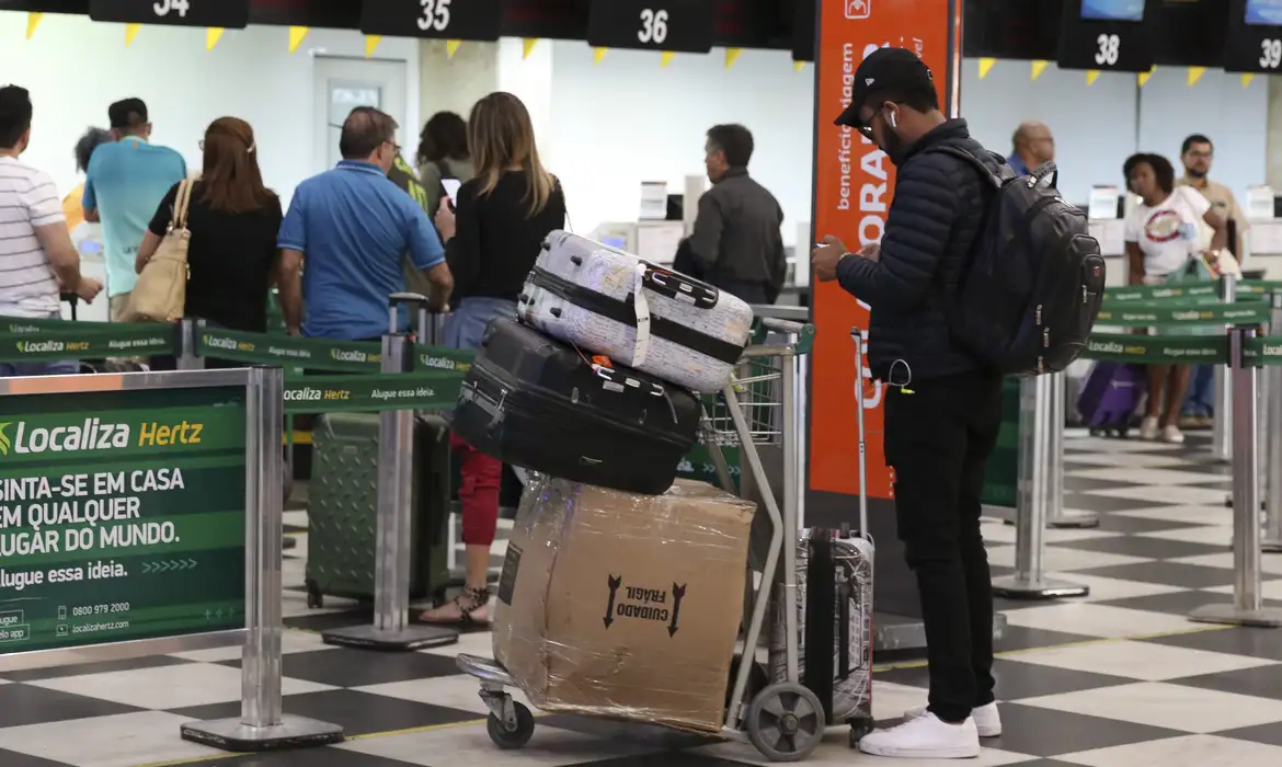 O projeto define também as dimensões máximas para o transporte gratuito das malas de mão: até 55 centímetros de altura, 35 cm de largura e 25 cm de comprimento -  (crédito: Rovena Rosa/Agência Brasil)