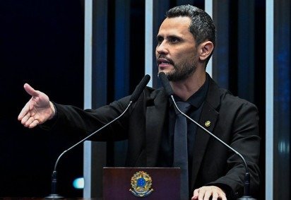 Cleitinho Azevedo reafirma sua lealdade ao ex-presidente Jair Bolsonaro, após afirmar que não apoiaria o deputado federal Eduardo Bolsonaro para presidência -  (crédito: Waldemir Barreto/Agência Senado)