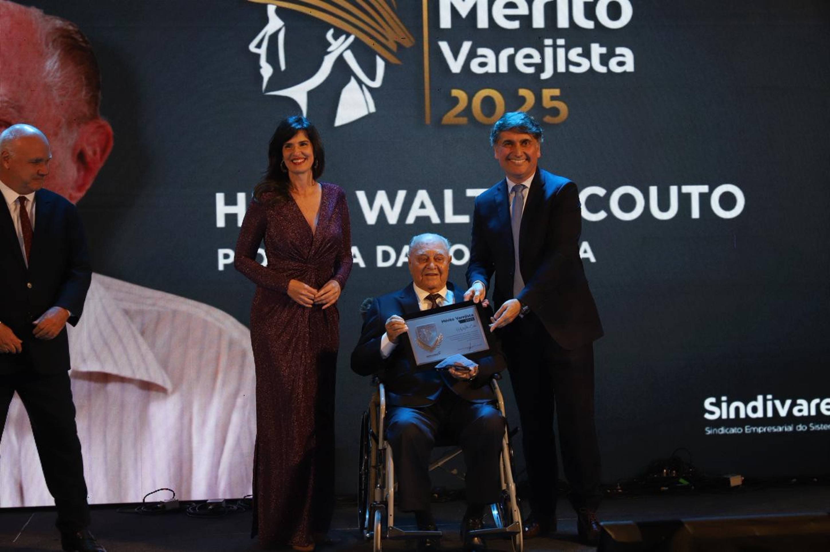 Dez pessoas foram homenageadas na noite — seis varejistas do ramo de calçados, roupas e utensílios para casa.