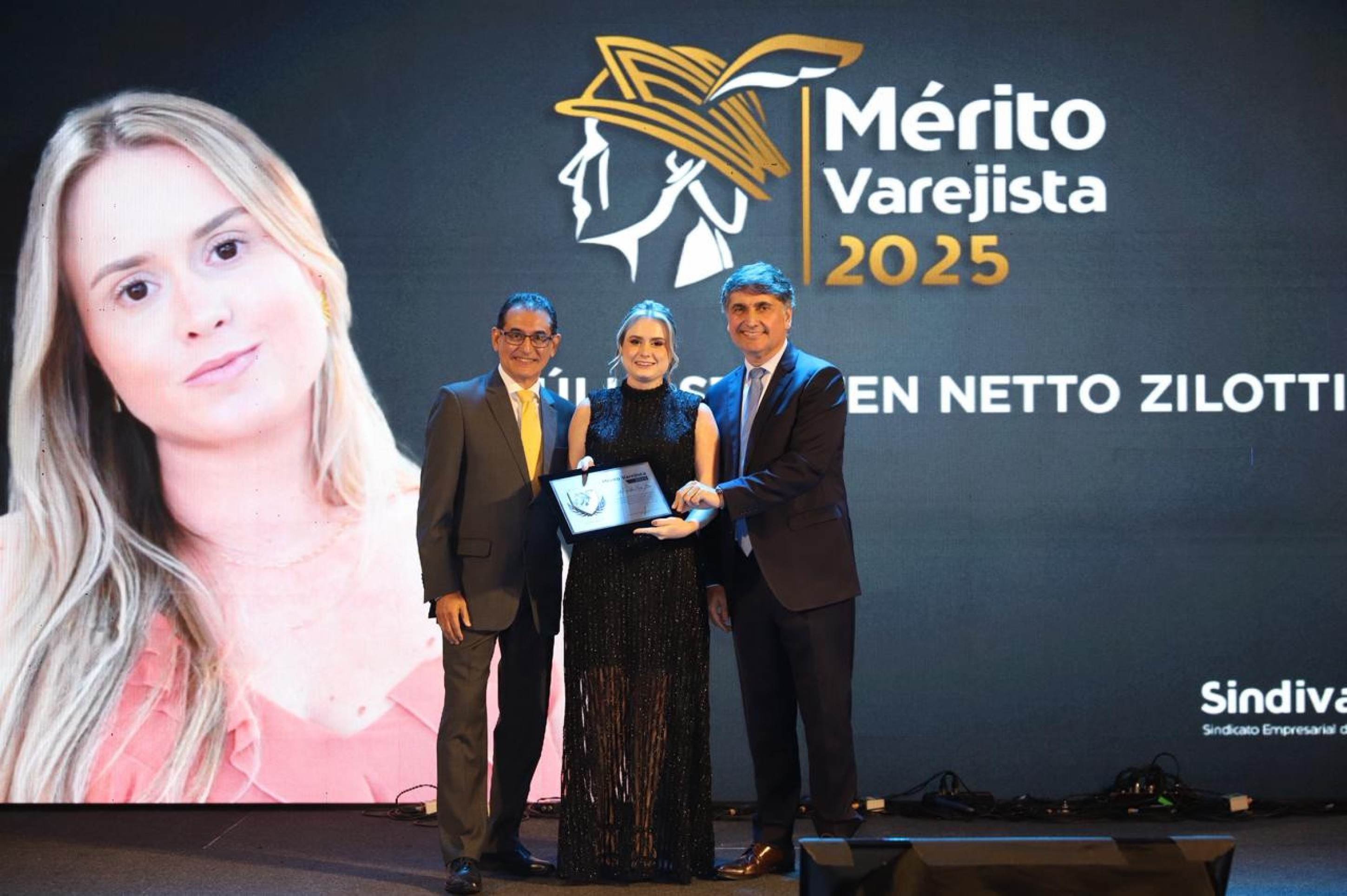 Dez pessoas foram homenageadas na noite — seis varejistas do ramo de calçados, roupas e utensílios para casa.