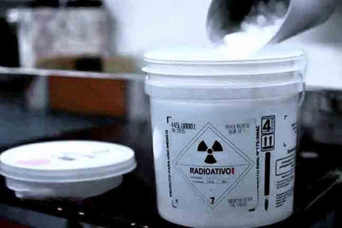 Fabricado no Instituto de Pesquisas Energéticas e Nucleares (Ipen), em São Paulo, o lutécio radioativo precisa ser encomendado por demanda prévia e não consta da lista de medicamentos oferecidos pelo SUS. O preço da dose é da ordem de R$ 8 mil. - (crédito: ©Reprodução de vídeo TV Globo) Fabricado no Instituto de Pesquisas Energéticas e Nucleares (Ipen), em São Paulo, o lutécio radioativo precisa ser encomendado por demanda prévia e não consta da lista de medicamentos oferecidos pelo SUS. O preço da dose é da ordem de R$ 8 mil. - (crédito: ©Reprodução de vídeo TV Globo)