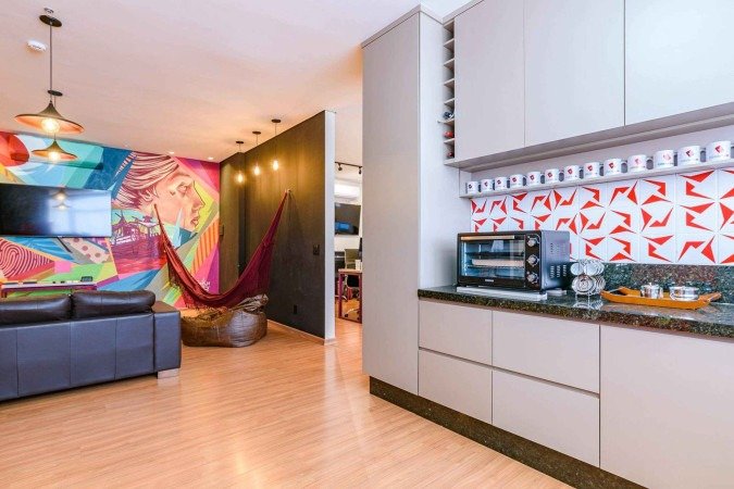 Neste projeto de Rick Hudson, um painel foi montado próximo à pia
