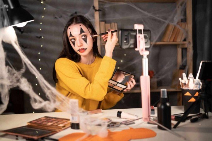 Produtos do dia a dia podem se transformar em aliados criativos para compor maquiagens de Halloween (Imagem: Lysenko Andrii | Shutterstock) -  (crédito: EdiCase)