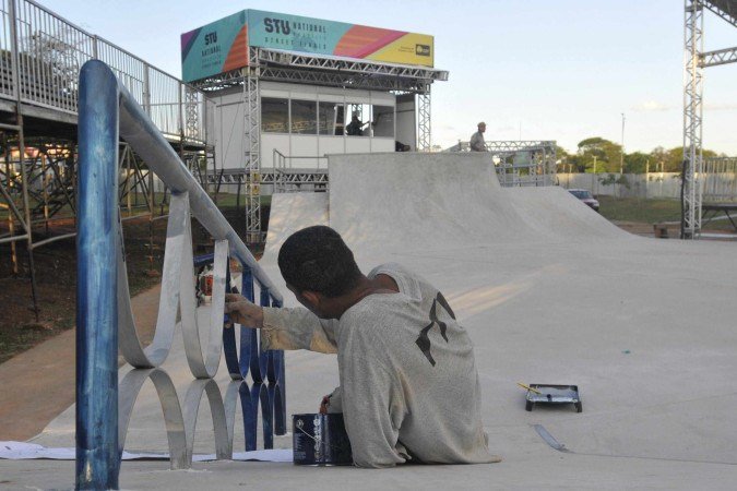 Estrutura metálica modular em azul e branco faz alusão aos azulejos de Athos Bulcão
