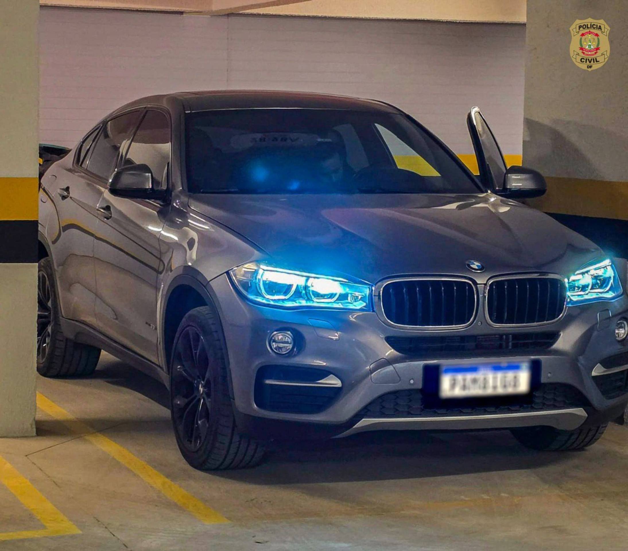 Foram apreendidos dois veículos de luxo, uma BMW X6 e um Volvo XC60