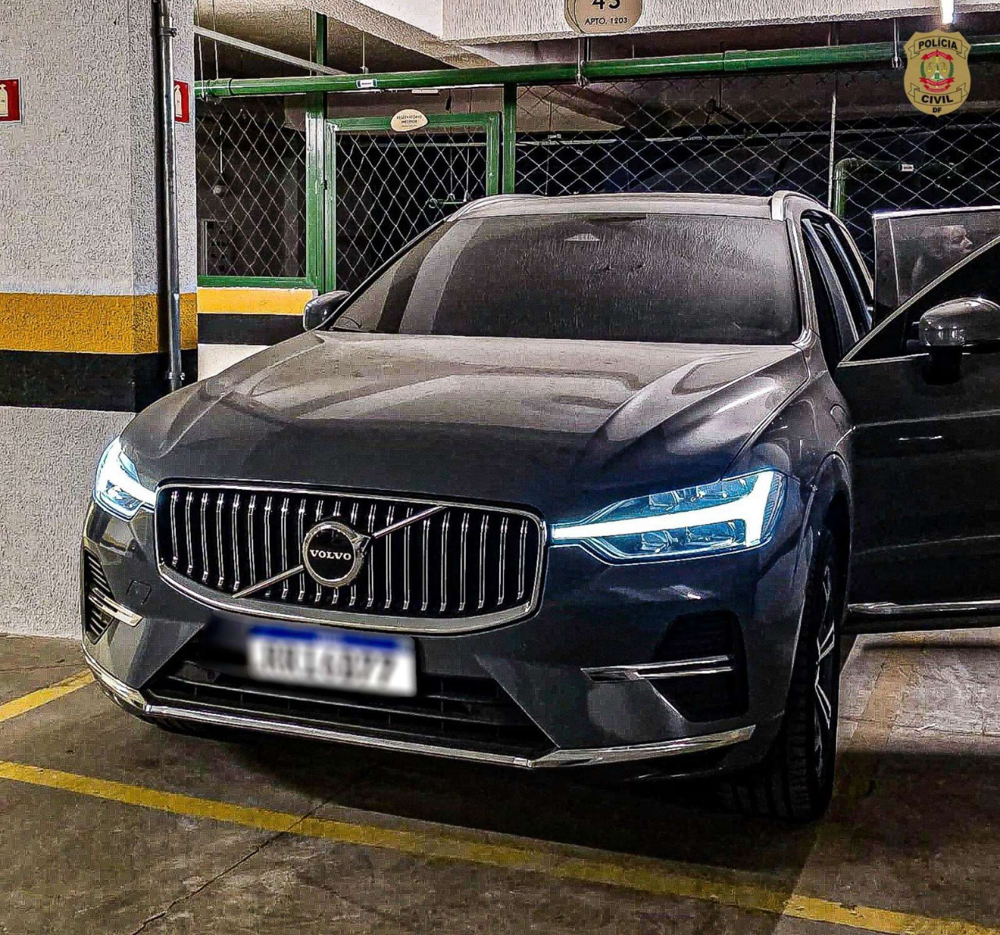 Foram apreendidos dois veículos de luxo, uma BMW X6 e um Volvo XC60