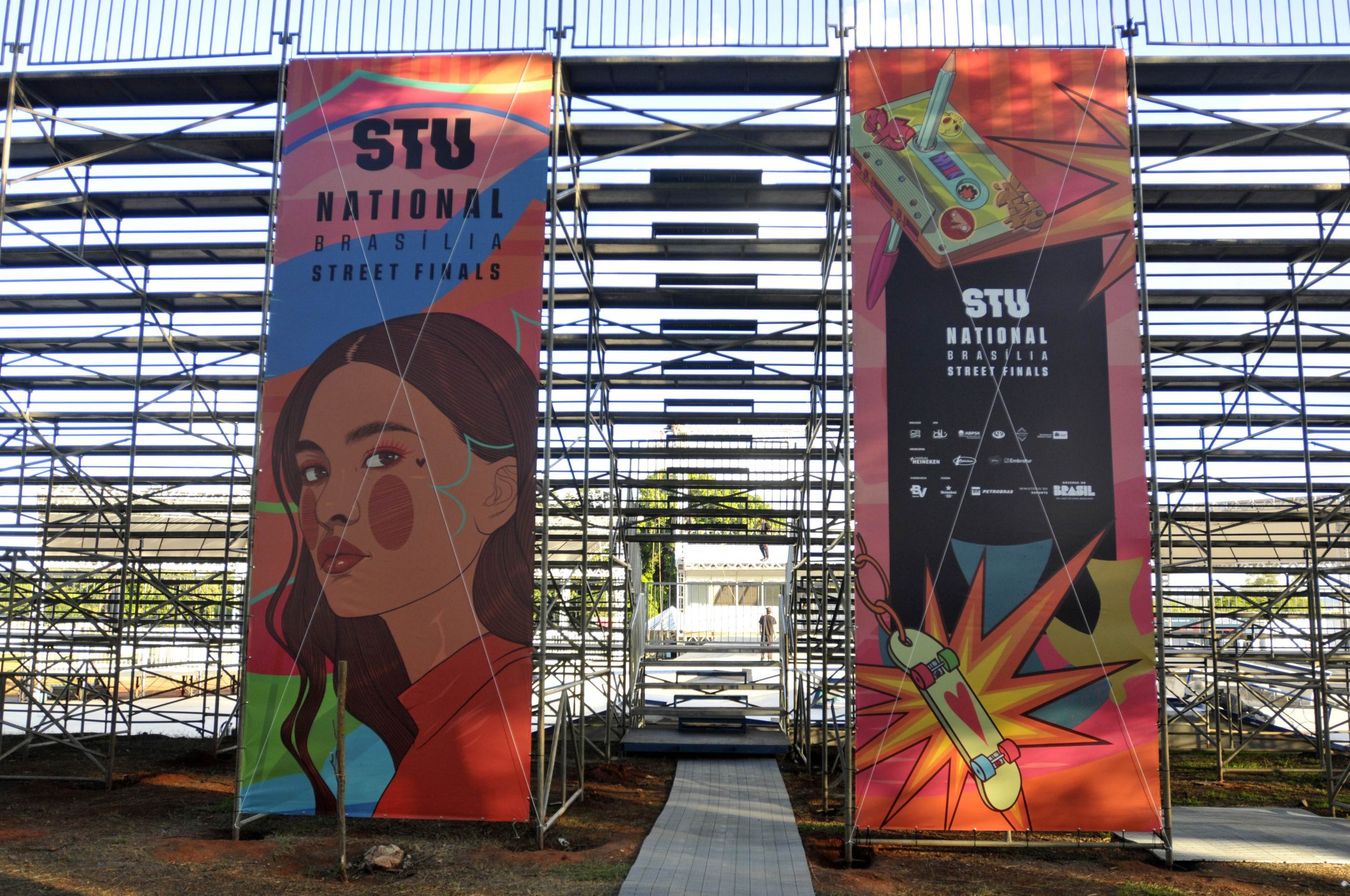 Identidade visual na arena montada tem a assinatura do artista brasiliense Mikael Omik