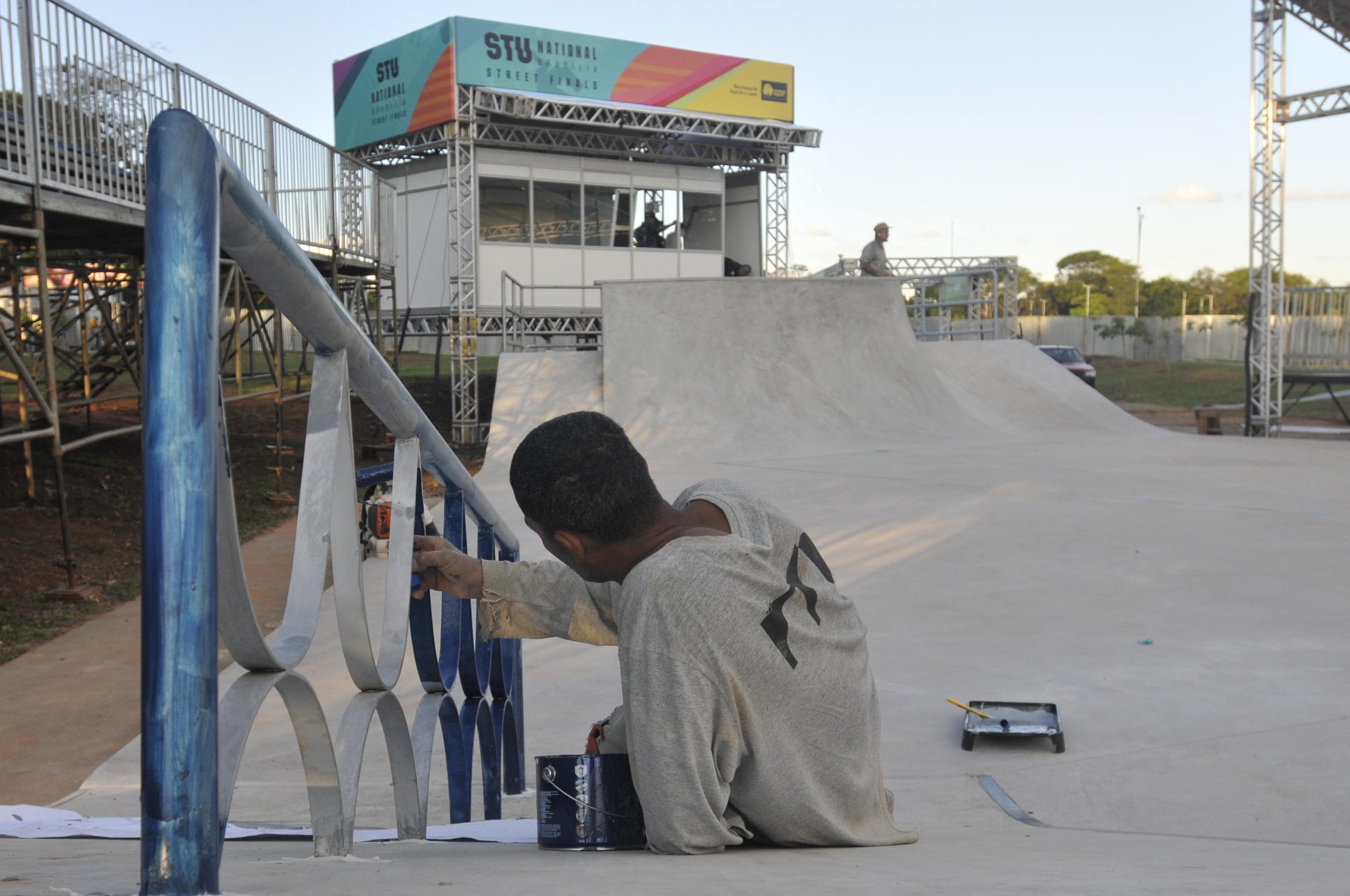 Estrutura metálica modular em azul e branco faz alusão aos azulejos de Athos Bulcão