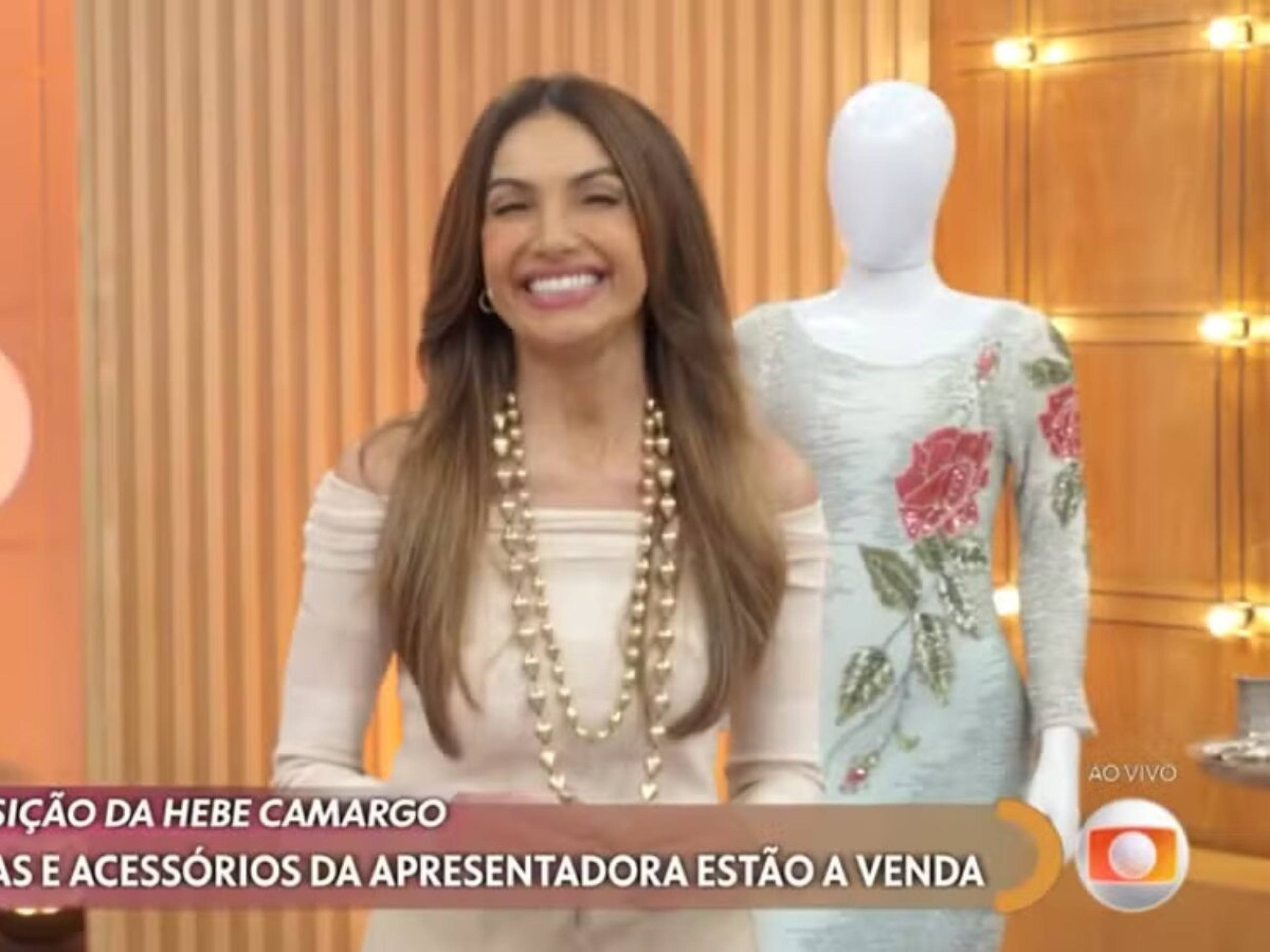 Patrícia Poeta ganha colar que foi de Hebe ao vivo do filho da apresentadora - (crédito: Observatorio dos Famosos) Patrícia Poeta ganha colar que foi de Hebe ao vivo do filho da apresentadora - (crédito: Observatorio dos Famosos)