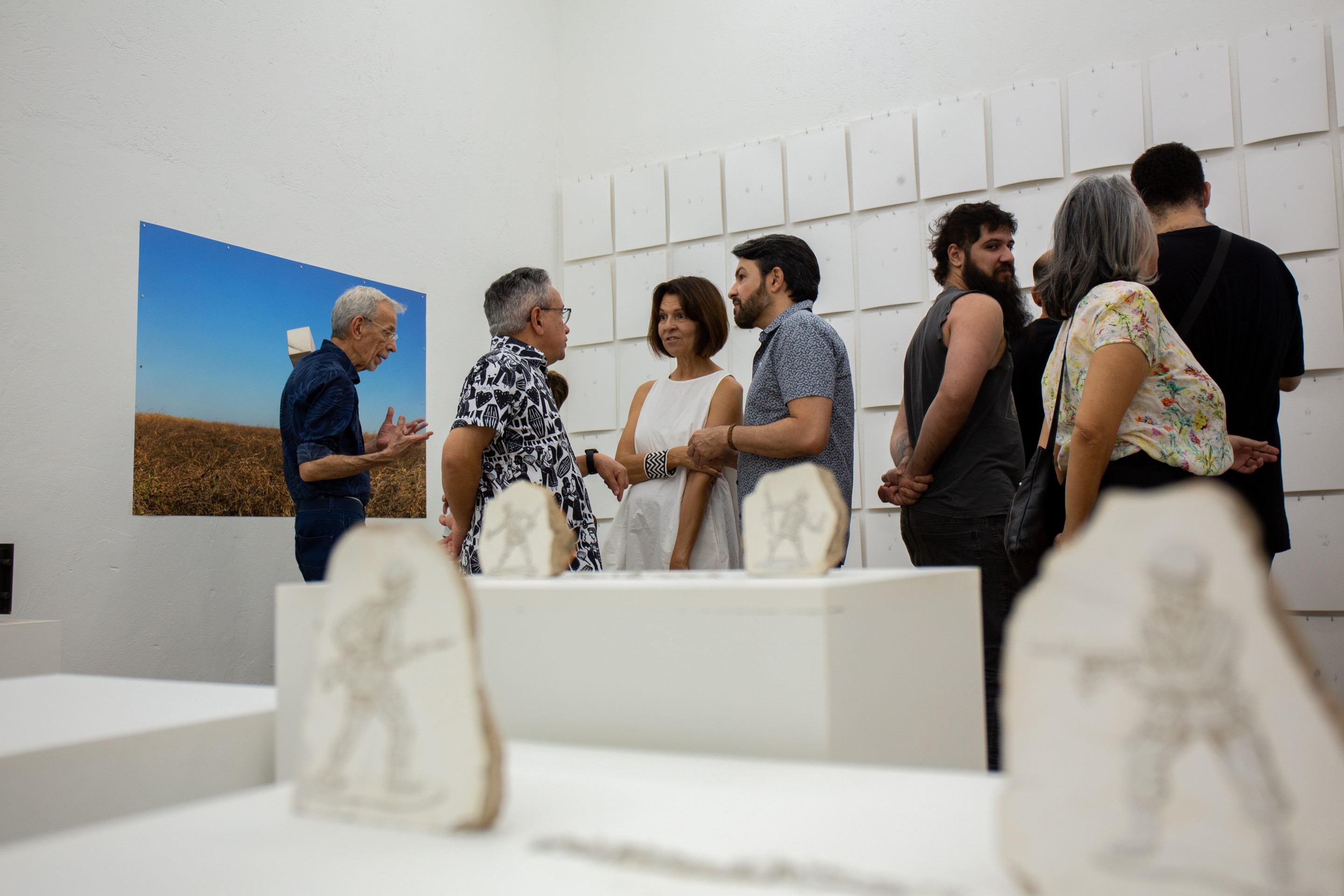 João Angelini faz visita guiada em exposição sobre os 20 anos de carreira