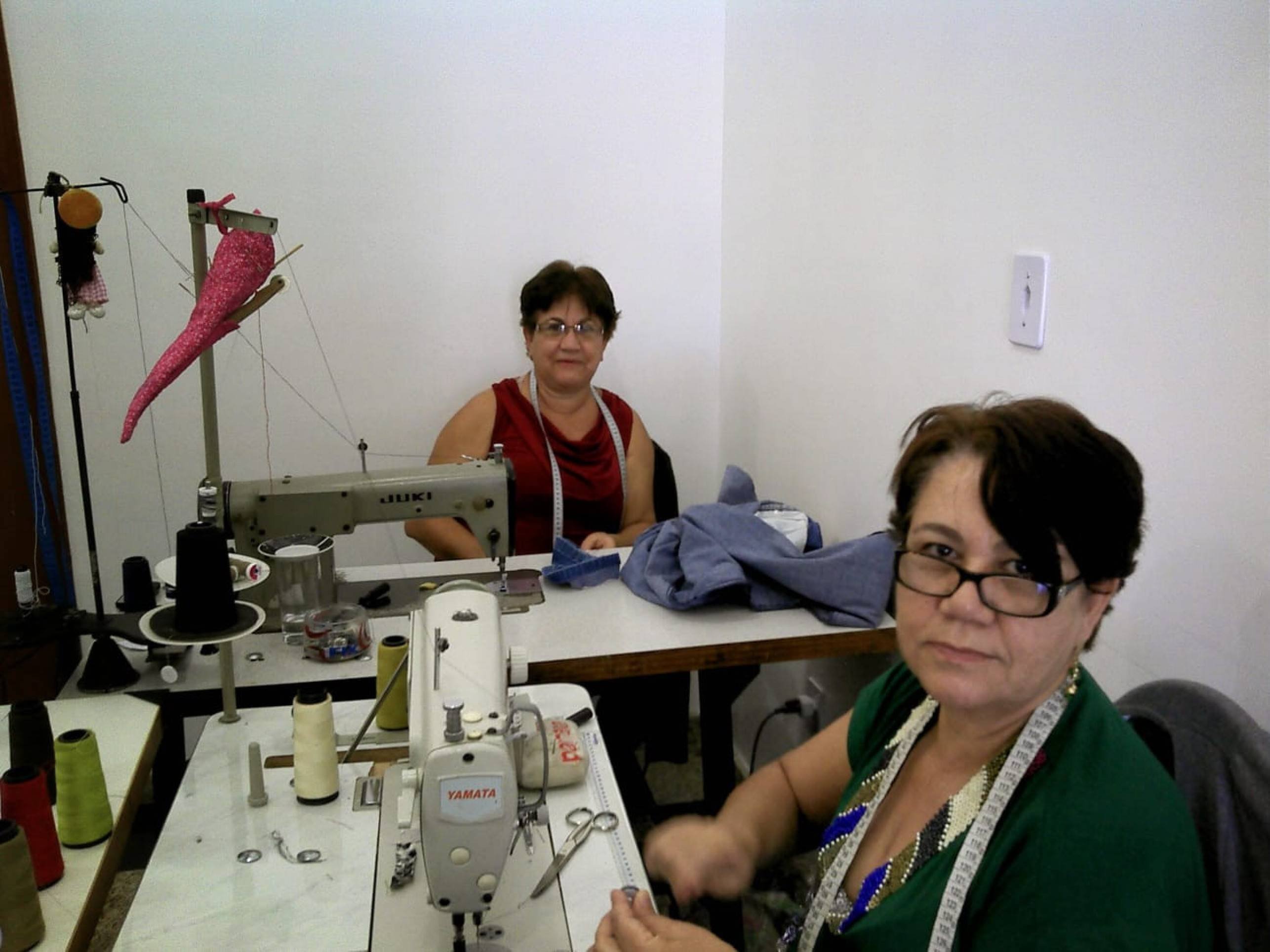 Odete Pires (de verde) com a irmã, a também costureira Elza Oliveira