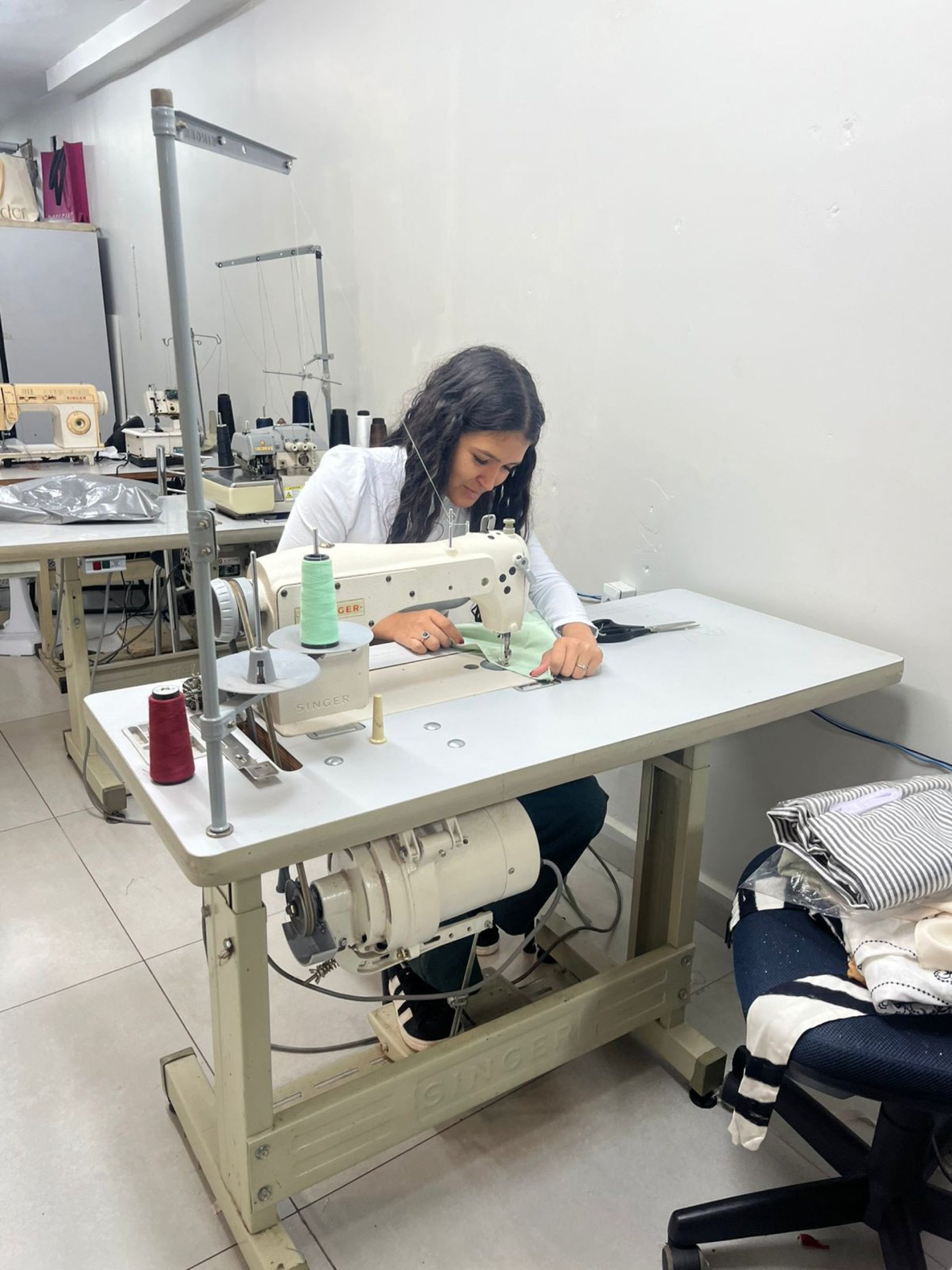 Heloiza Barros tem apenas 19 anos e quer se tornar costureira 