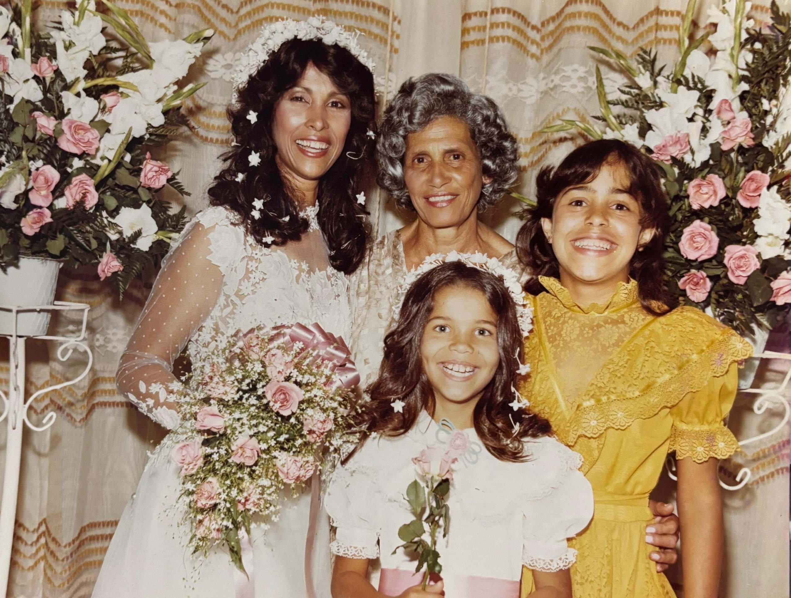 Em 1982, Lázara foi a responsável por fazer o vestido de noiva da irmã, Maria Luiza de Oliveira e das demais presentes na foto