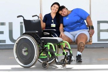 Cristina de Souza (E) e Alanna Evangelista se encontraram na praça do HUB, lugar que traz memórias afetivas para
as duas -  (crédito: Ed Alves/CB/D.A Press)