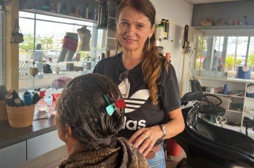 Cristina usou o dinheiro que guardava para comprar um carro para comprar uma banca na Feira Permanente