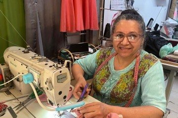 Entre linhas, tecidos e pessoas, a costureira criou um espaço próprio para trabalhar 