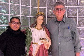 Casal Domingas José e José Marcilio com a padroeira da igreja, Santa Luzia