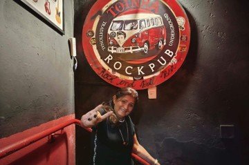 Toinha afirma que ter um bar temático para os fãs de rock é um sonho realizado