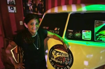 Toinha afirma que ter um bar temático para os fãs de rock é um sonho realizado