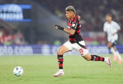Carrascal foi expulso quando o Flamengo se organizava no gramado para iniciar a etapa final. Antes mesmo do soar do apito, o árbitro Rafael Rodrigo Klein aplicou o cartão vermelho para Carrascal. -  (crédito: Foto: Gilvan de Souza/Flamengo) -Carrascal foi expulso quando o Flamengo se organizava no gramado para iniciar a etapa final. Antes mesmo do soar do apito, o árbitro Rafael Rodrigo Klein aplicou o cartão vermelho para Carrascal. -  (crédito: Foto: Gilvan de Souza/Flamengo)