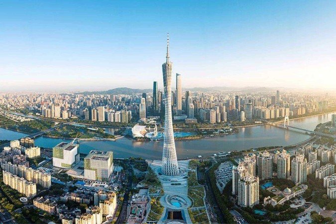 A deslumbrante Sinfonia das Luzes transforma as noites do Porto de Victoria, em Hong Kong, em uma exibição coreográfica que reúne arte e tecnologia - (crédito: Getty Images) A deslumbrante Sinfonia das Luzes transforma as noites do Porto de Victoria, em Hong Kong, em uma exibição coreográfica que reúne arte e tecnologia - (crédito: Getty Images)
