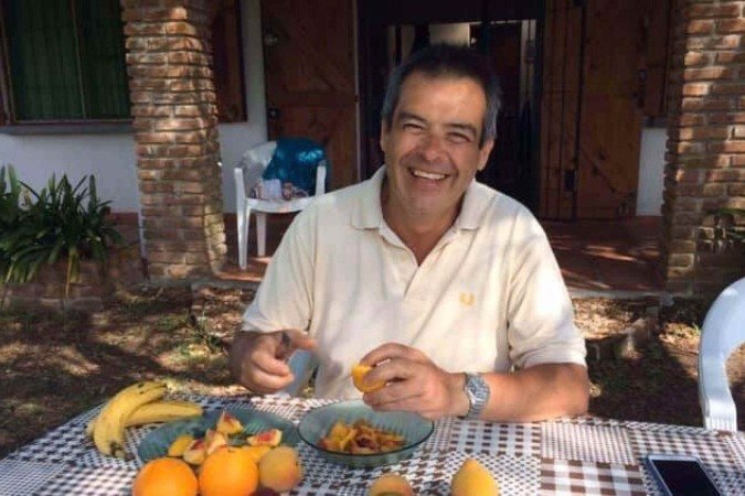 Florencia, segunda da esquerda para a direita, com a irmã, os pais e o mascote da família - (crédito: Cortesía de Florencia Salgueiro) Florencia, segunda da esquerda para a direita, com a irmã, os pais e o mascote da família - (crédito: Cortesía de Florencia Salgueiro)