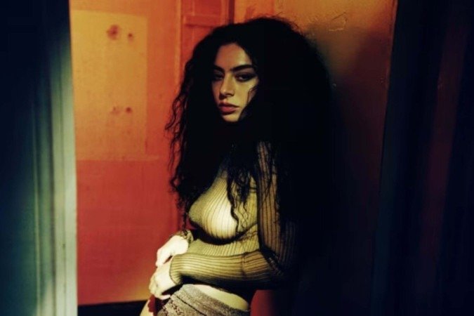 Charli XCX esquiva de pergunta sobre Taylor Swift e alimenta rumores - (crédito: TMJBrazil) Charli XCX esquiva de pergunta sobre Taylor Swift e alimenta rumores - (crédito: TMJBrazil)