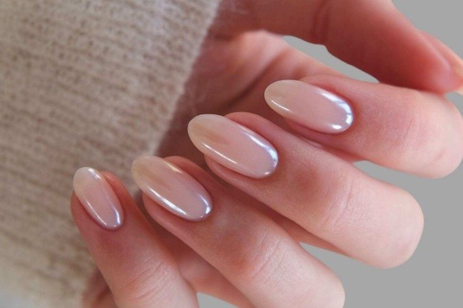 Unhas com acabamento espelhado seguem como a principal tendência de beleza (Imagem: Julian Photo Nail | Shutterstock) -  (crédito: EdiCase)