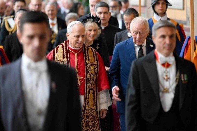 Após 500 anos, Rei Charles III e Papa Leão XIV rezam juntos