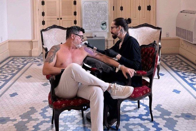 Tatuador afirma que móvel usado é do estúdio e garante que o Palacete Bolonha foi respeitado -  (crédito: Reprodução / Redes sociais)
