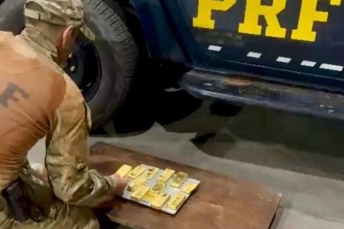 A suspeita é de que o ouro apreendido, que estava escondido em uma caminhonete, seja produto de garimpo ilegal em áreas de proteção ambiental e terras indígenas -  (crédito: Divulgação/PRF) A suspeita é de que o ouro apreendido, que estava escondido em uma caminhonete, seja produto de garimpo ilegal em áreas de proteção ambiental e terras indígenas -  (crédito: Divulgação/PRF)