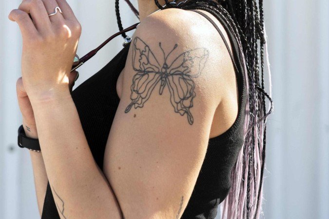 Tatuagem de borboleta viraliza e expõe comportamento machista nas redes