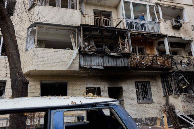 Na capital Kiev, as sirenes de alerta foram acionadas após as explosões, que deixaram oito feridos, informaram as autoridades locais
- (crédito: TETIANA DZHAFAROVA / AFP) Na capital Kiev, as sirenes de alerta foram acionadas após as explosões, que deixaram oito feridos, informaram as autoridades locais
- (crédito: TETIANA DZHAFAROVA / AFP)