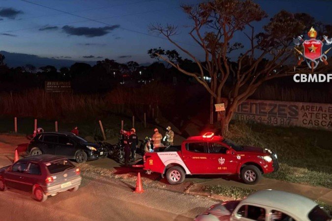 Motociclista se fere após colisão com veículo - (crédito: CBMDF/Divulgação) Motociclista se fere após colisão com veículo - (crédito: CBMDF/Divulgação)