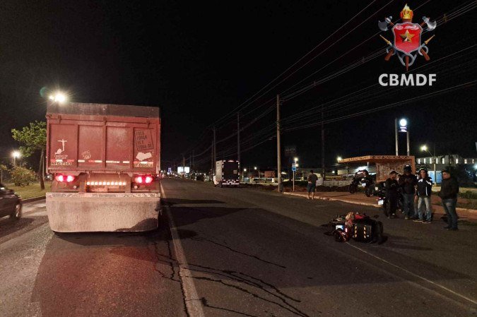 Colisão entre carreta e moto resulta em motociclista ferido