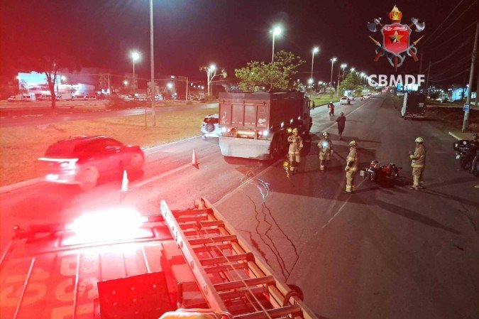 Colisão entre carreta e moto resulta em motociclista ferido