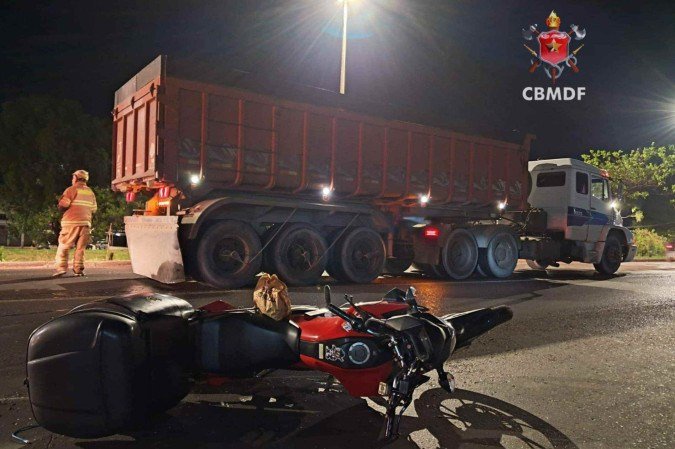 Colisão entre carreta e moto resulta em motociclista ferido -  (crédito: CBMDF/Divulgação)