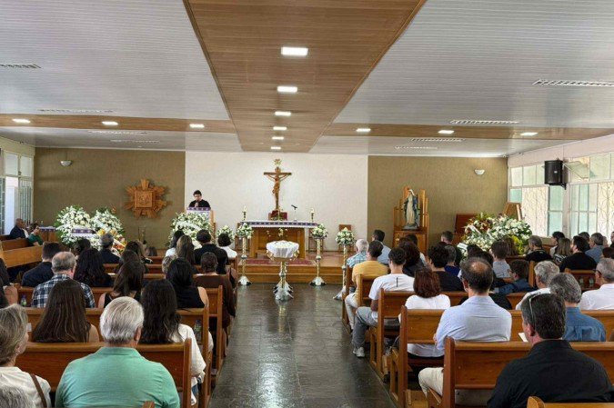 Amigos e familiares se despedem de Álvaro José da Silveira na Paróquia Divino Espírito Santo
- (crédito: Maria Eduarda Lavocat/CB.Press) Amigos e familiares se despedem de Álvaro José da Silveira na Paróquia Divino Espírito Santo
- (crédito: Maria Eduarda Lavocat/CB.Press)
