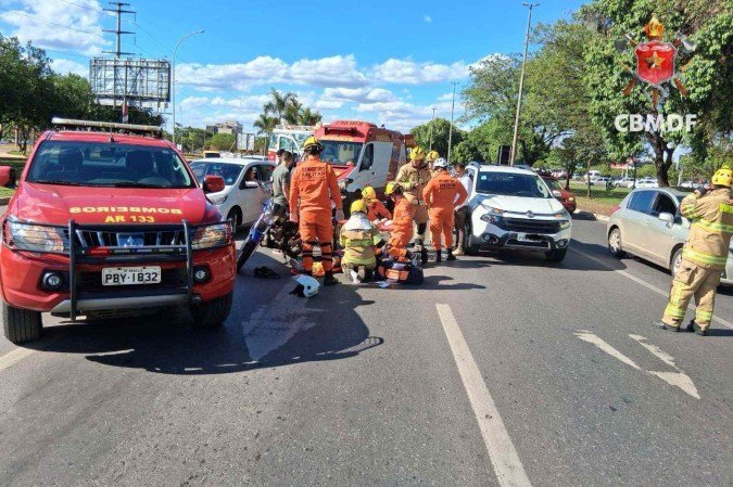 Motociclista é levado para hospital após colidir com carro na Epia Sul