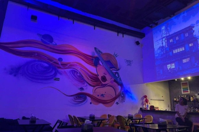 O bar é todo decorado na temática alienígena, dos drinks à decoração nas paredes - (crédito: Vitória Torres/CB/DA Press) O bar é todo decorado na temática alienígena, dos drinks à decoração nas paredes - (crédito: Vitória Torres/CB/DA Press)