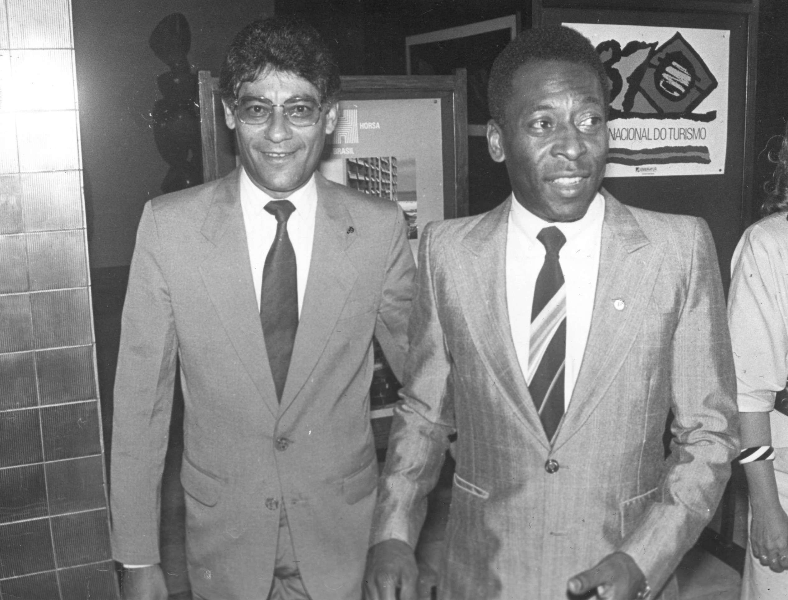 O ent&atilde;o gerente do hotel, Moacyr Florentino, com o jogador de futebol Edson Arantes do Nascimento, o Pel&eacute;