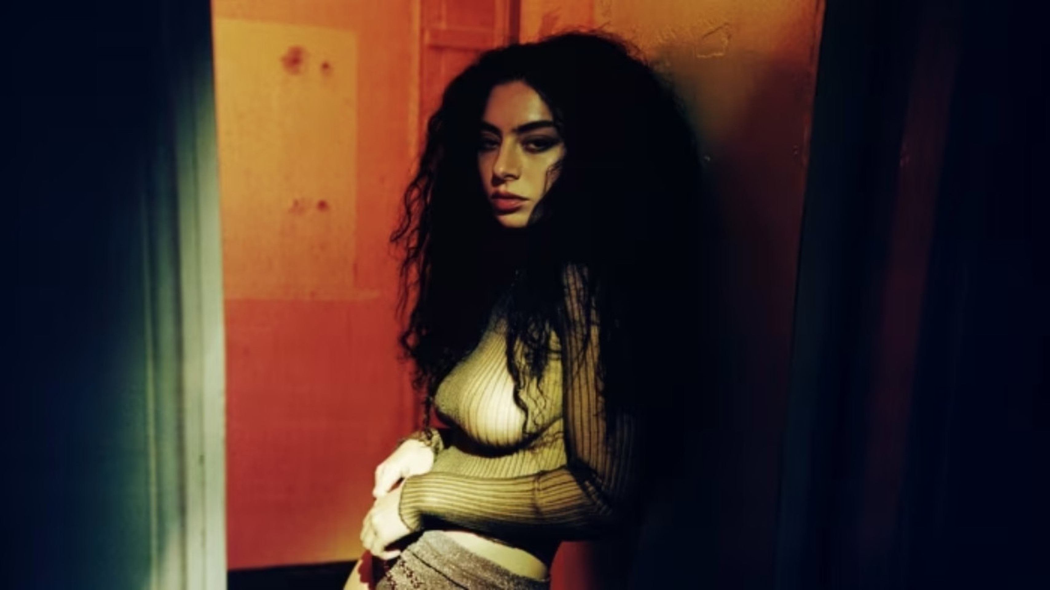 Charli XCX esquiva de pergunta sobre Taylor Swift e alimenta rumores