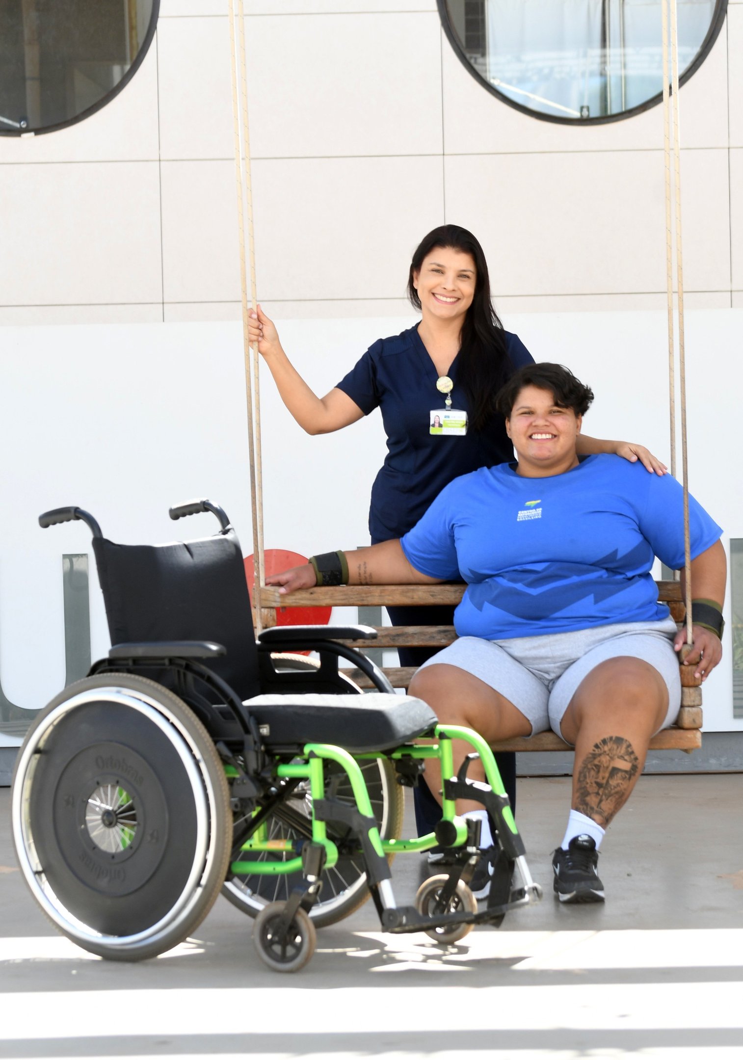 O laço de amizade foi atado no HUB. Na foto, Cristina de Souza (em pé) e Alanna Evangelista