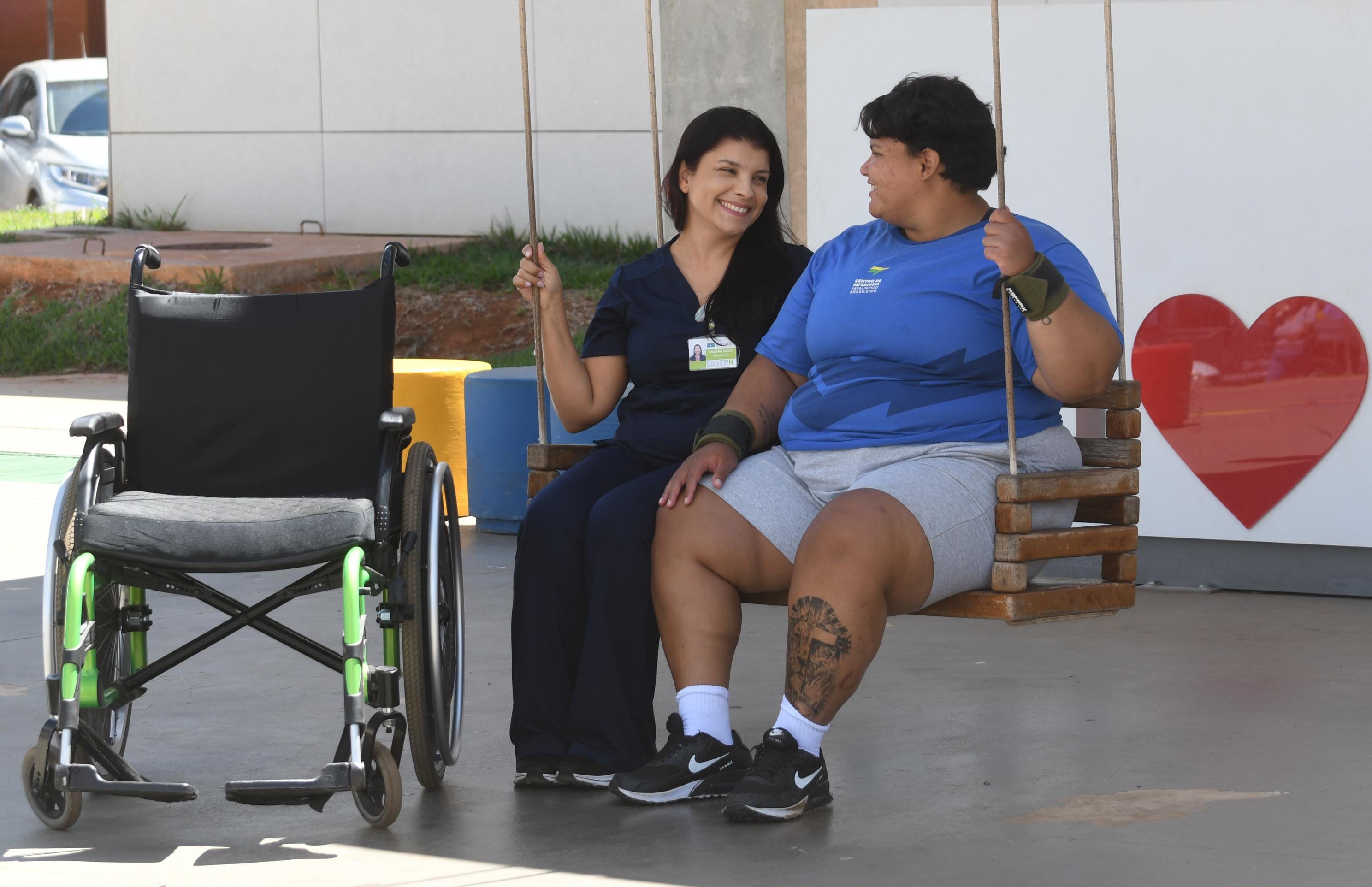 O laço de amizade foi atado no HUB. Na foto, Cristina de Souza (à esquerda) e Alanna Evangelista