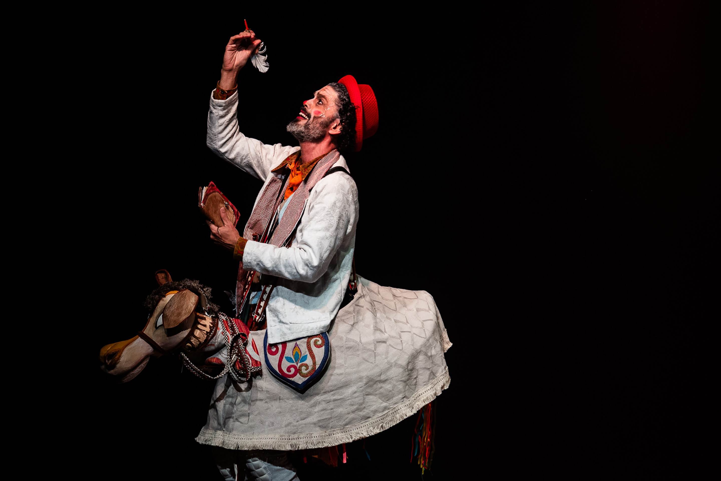 Peça retrata universo de Ariano Suassuna no palco da Caixa Cultural