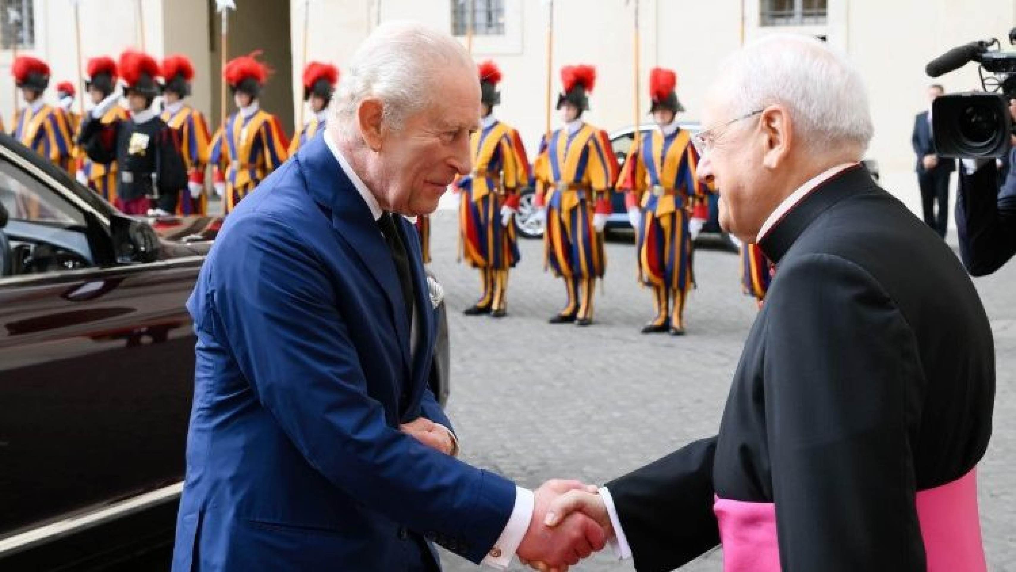 Rei Charles III e papa Leão XIV rezam juntos no Vaticano