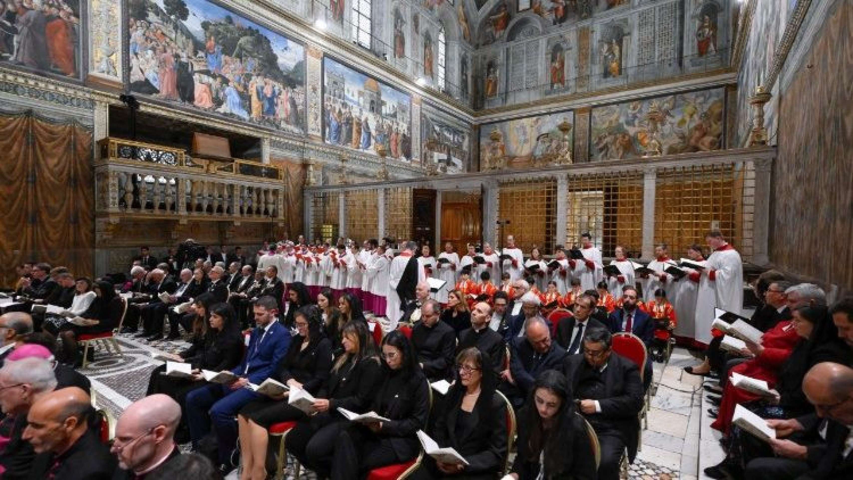 Rei Charles III e papa Leão XIV rezam juntos no Vaticano