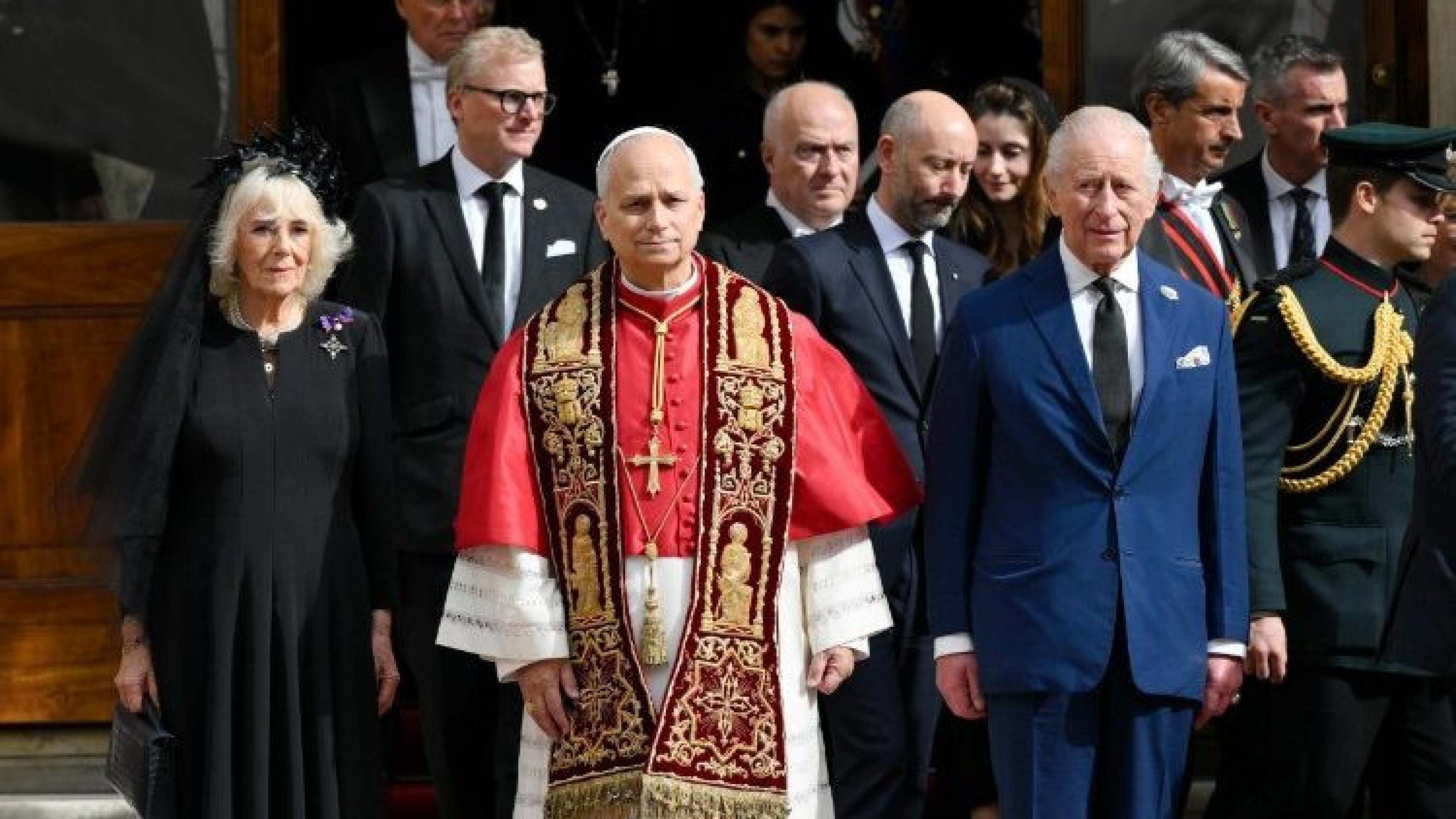 Rei Charles III e papa Leão XIV rezam juntos no Vaticano